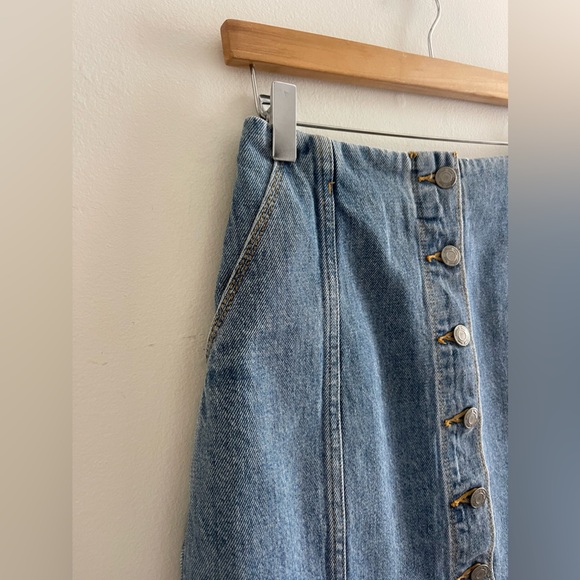 Aritzia Wilfred Free Ahrens Blue Demin Jean Button
Front Mini Skirt, Size 2 - Picture 3 of 14